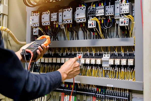 Hogyan befolyásolja az ellenállás kiválasztása az elektronikus áramkör teljesítményét?